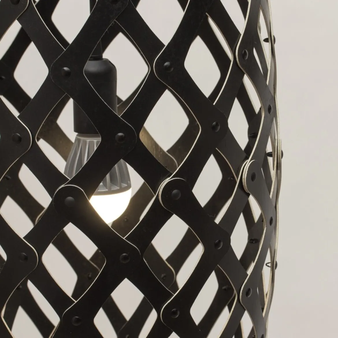 David Trubridge Hinaki Pendelleuchte 50 cm schwarz 2 Seiten