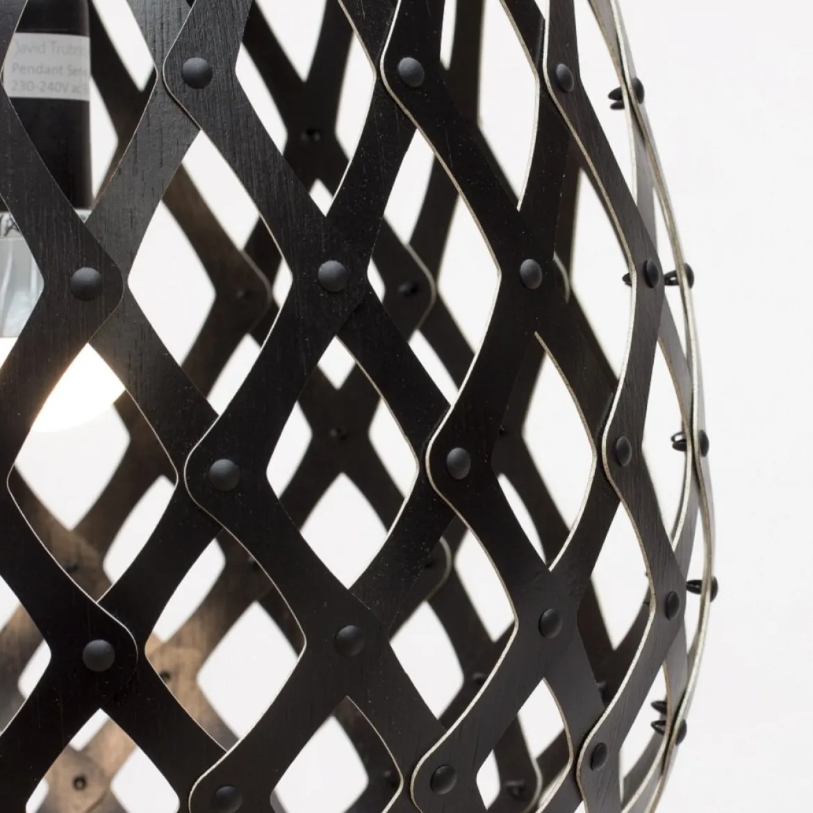 David Trubridge Koura Pendelleuchte 75 cm schwarz 2 Seiten