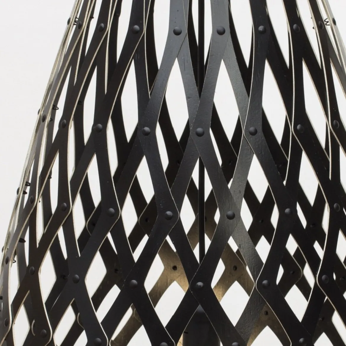 David Trubridge Koura Pendelleuchte 75 cm schwarz 2 Seiten