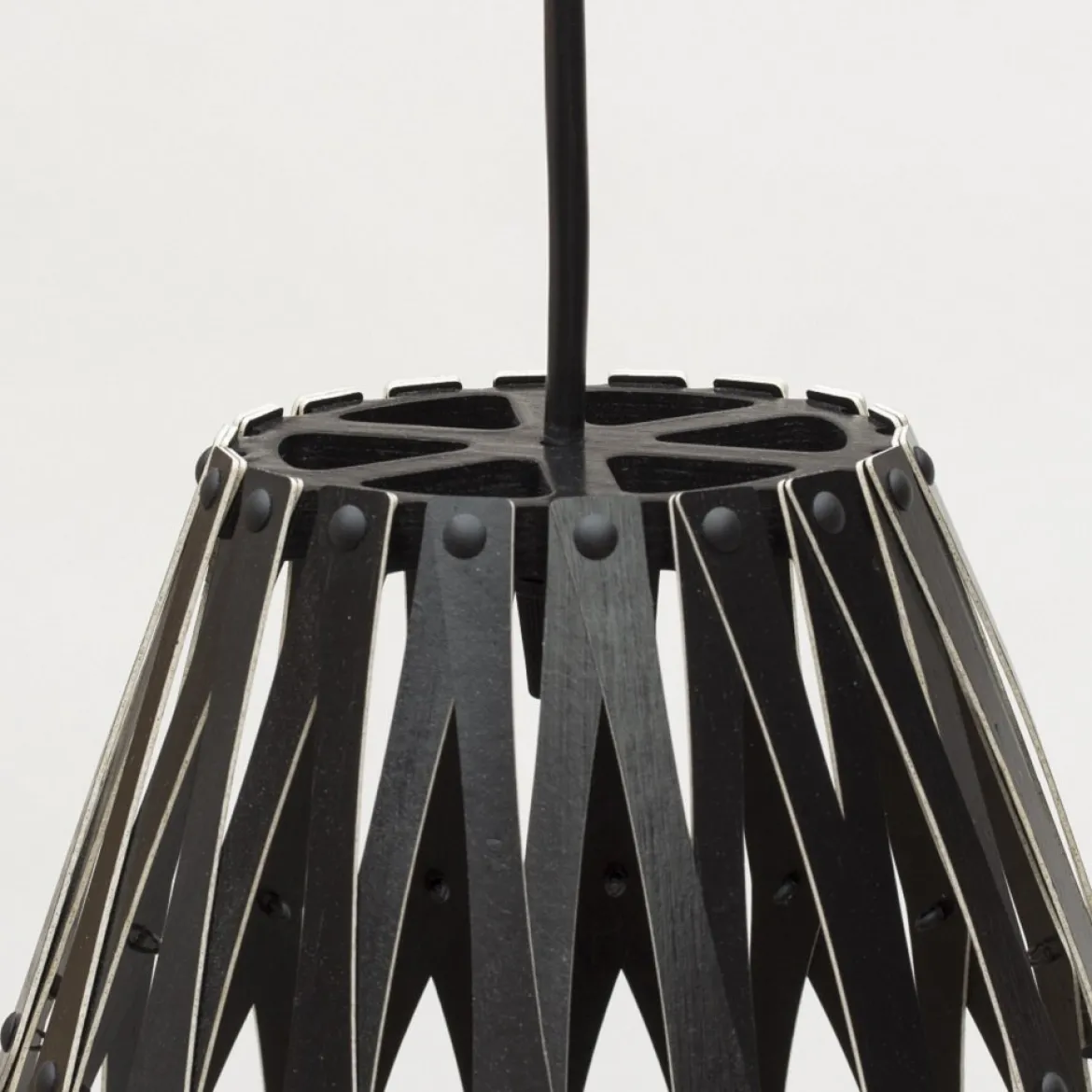 David Trubridge Koura Pendelleuchte 75 cm schwarz 2 Seiten