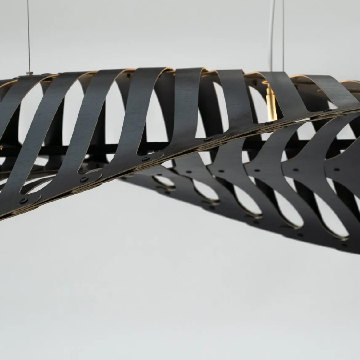 David Trubridge Navicula large Pendelleuchte 100 cm schwarz 2 Seiten