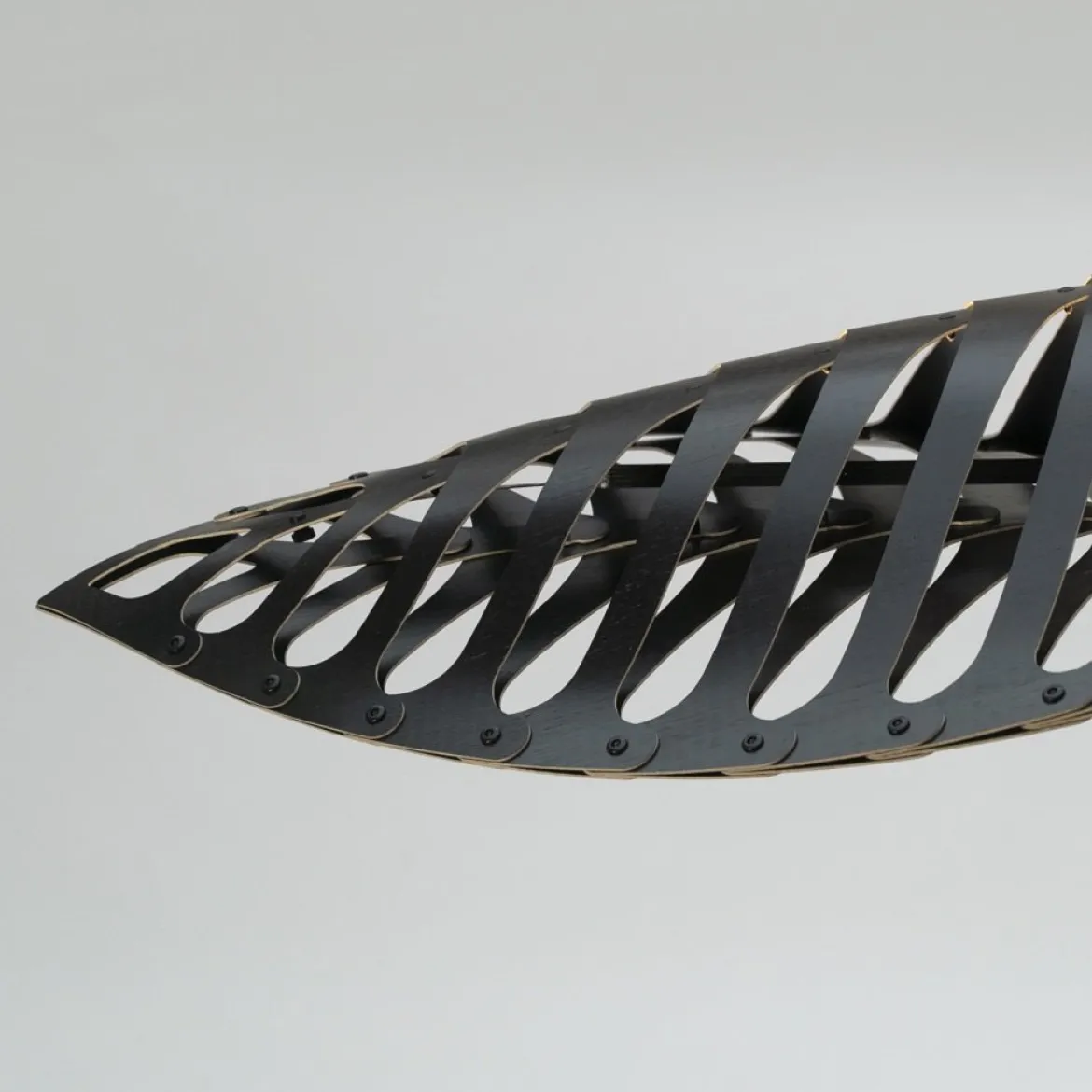 David Trubridge Navicula large Pendelleuchte 100 cm schwarz 2 Seiten