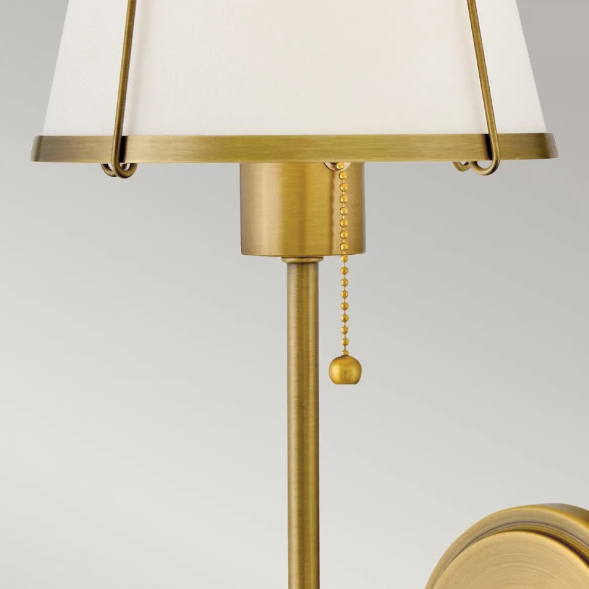 Elstead Lighting Clarke Wandleuchte mit Zugschalter Messing Leinenschirm creme