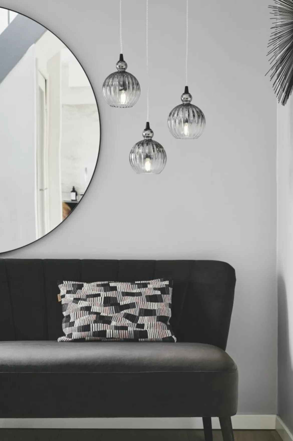 Halo Design No. 737246 LED Pendelleuchte BALL BALL Smoke Ø 15 E14