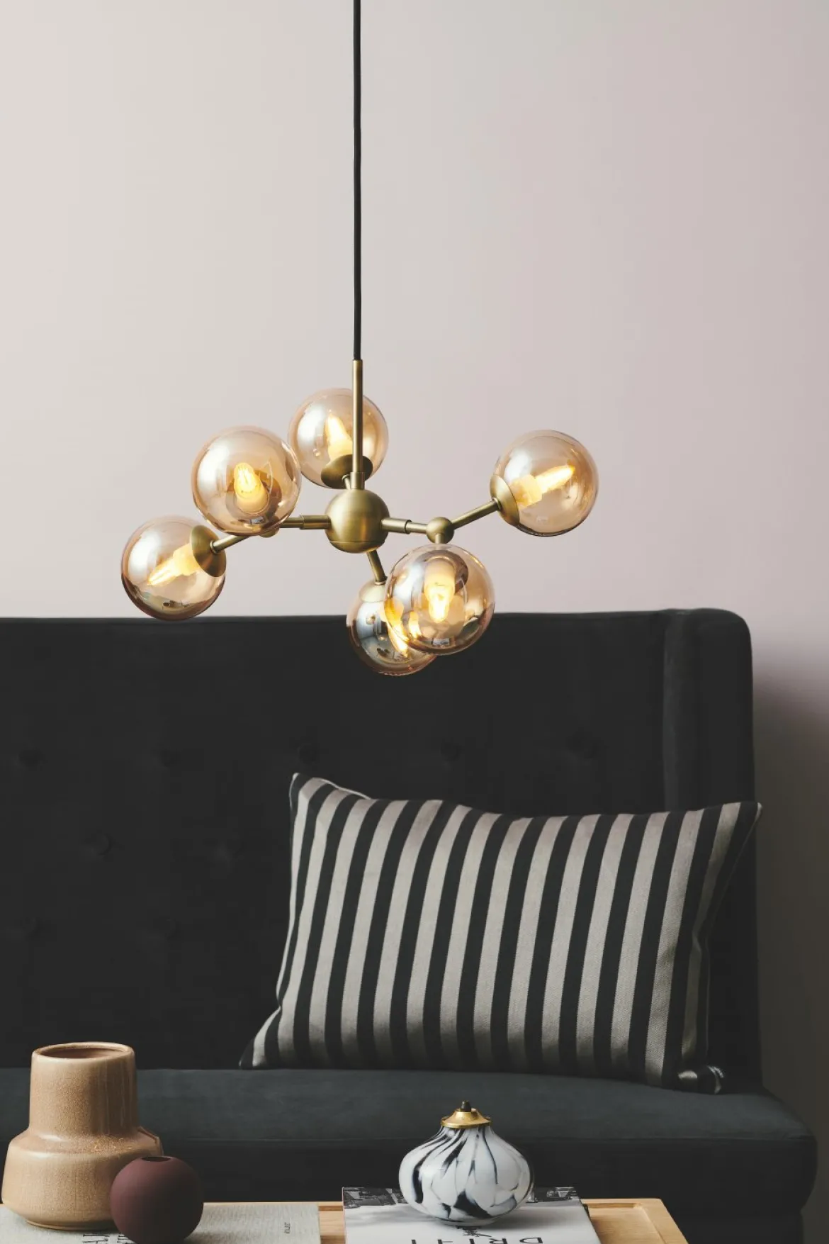Halo Design No. 736560 LED Pendelleuchte ATOM by E. Patton Amber Messing 45cm