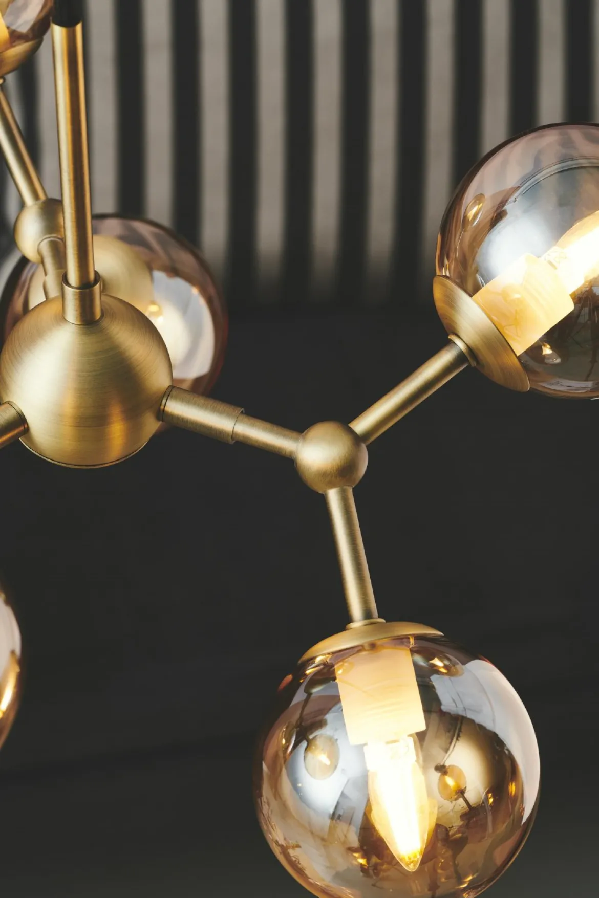 Halo Design No. 736560 LED Pendelleuchte ATOM by E. Patton Amber Messing 45cm