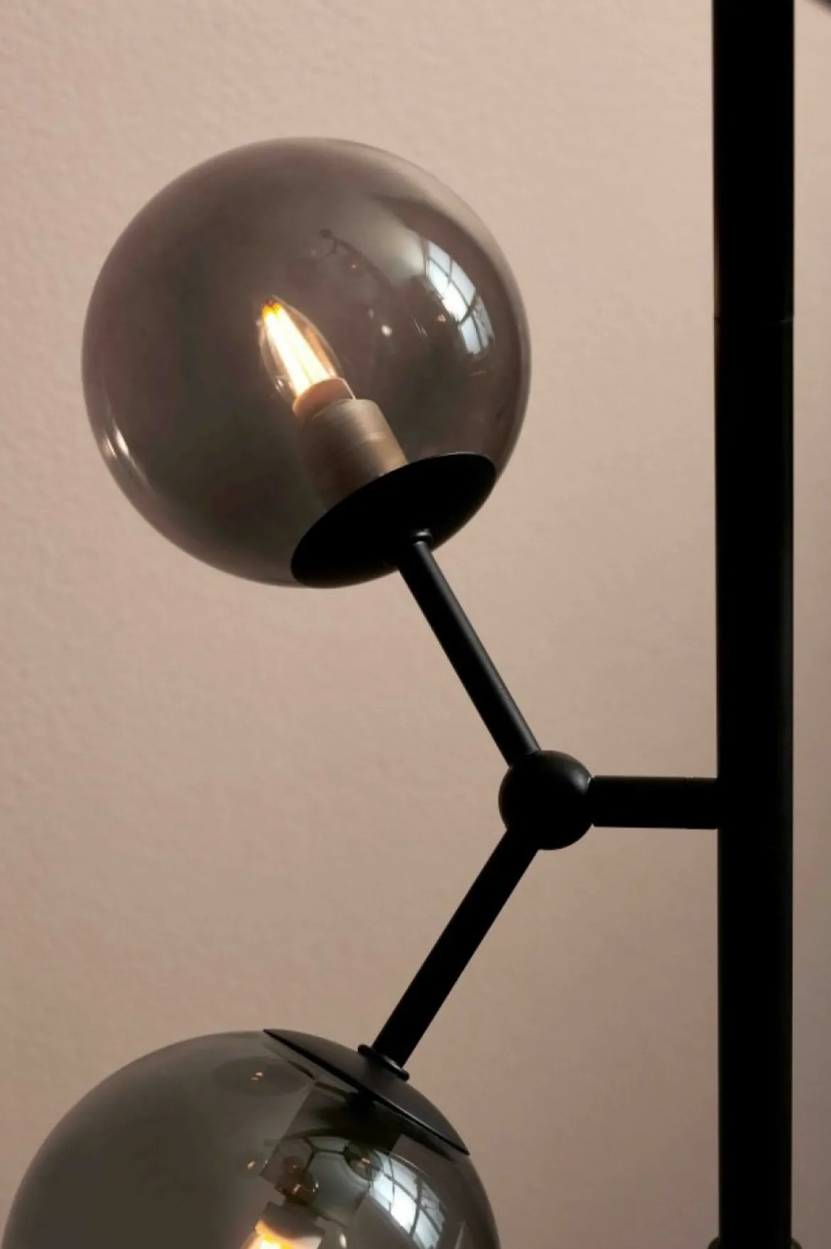 Halo Design No. 738885 LED Stehleuchte ATOM by E. Patton Schwarz Rauchglas