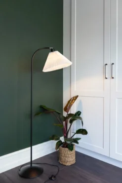 Halo Design No. 716517 Stehleuchte MEDINA E27, schwarz, 132 cm
